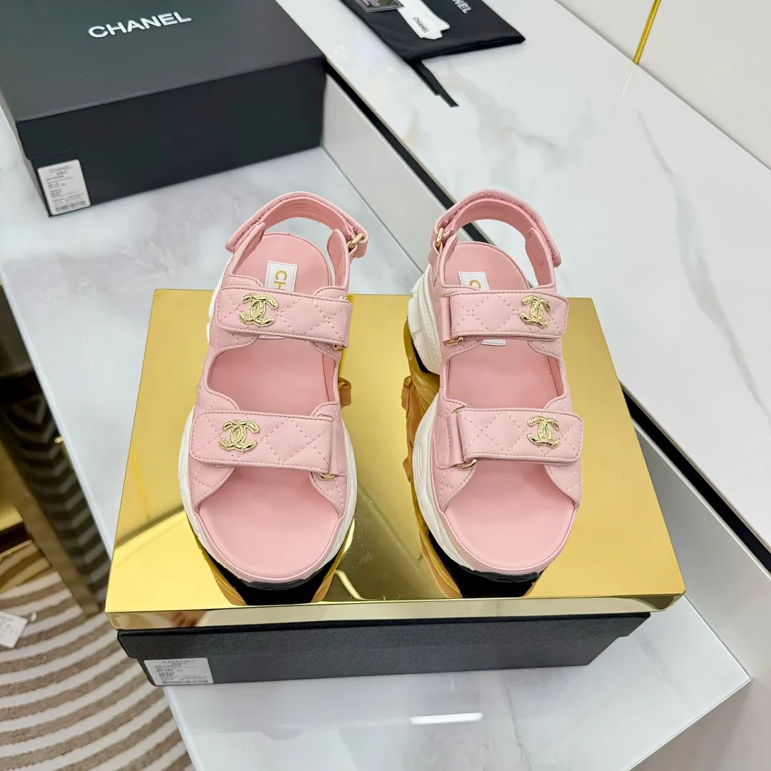 👟👟Ex-factory price 660👟👟 Top version... Chanel｜Chanel Xiaoxiang Velcro Beach Slippers Slippers Casual Beach Shoes 25ss Spring and Summer New Style! Beach shoes are a hit all over the internet! The latest model from the counter, I am still willing to buy it on my feet. It must be ranked among the most popular models. It is invincible in all seasons. Various bloggers and Internet celebrities can see the matching styles. Highly recommended. Pearlescent sheepskin upper, sheepskin lining, suede for the feet. Original open-molded TPU outsole size: 35-40 (customized for 40 and 41). Full set of original packaging 👉 👉